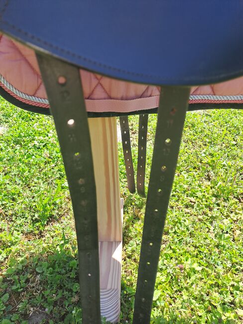 Charlys Physio Dressursattel Klettpausche, Charlys Physio ( Physiotherapeut Carly Vanderoemme), hergestellt von der Sattlerei Frank Baines (GB) Dressursattel Monoblatt, Chris, Dressursattel, Knittlingen, Abbildung 10