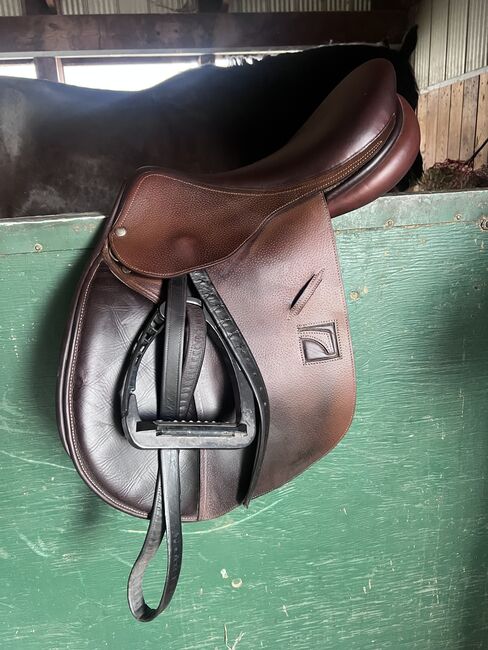 Childeric 17 Close contact jumping saddle, Luc Childeric M, Shayla Colburn, Siodła skokowe, Fort Langley, Image 3