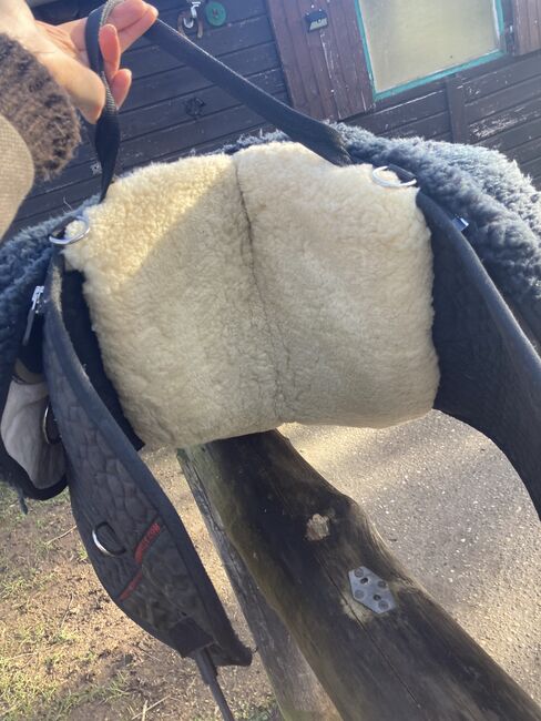 Christ Lammfellsattel, Christ Lammfellsattel, Nathalie Leßmöllmann , Lambskin Pad, Waldalgesheim , Image 4