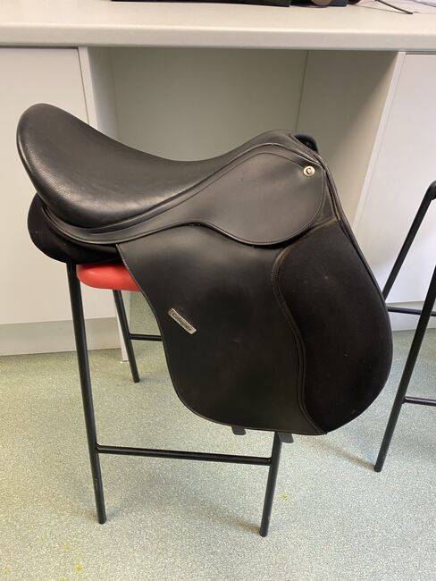 Collegiate synthetic saddle 17”, Collegiate, Elizabeth Osborne, Other Saddle, Castle donington