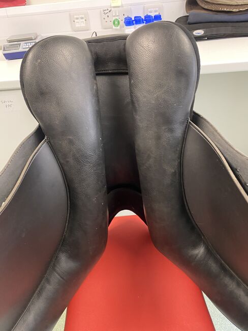 Collegiate synthetic saddle 17”, Collegiate, Elizabeth Osborne, Pozostałe siodła, Castle donington, Image 3