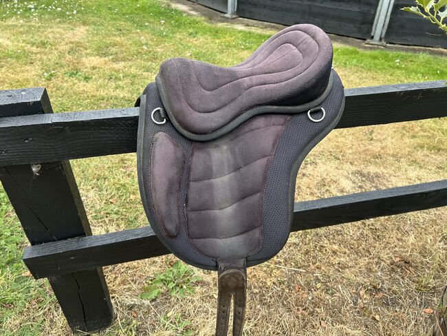 Cub saddle for pony, Cub saddle Pony treeless saddle, Maria  Brooks, Baumloser Sattel, Haughley New Street