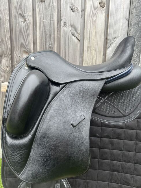 Custom Gemini R – 17” with Blue Patent Details & Swarovski Crystals, Custom Gemini R, NG Zadels (NG Zadels ), Dressage Saddle, Almere
