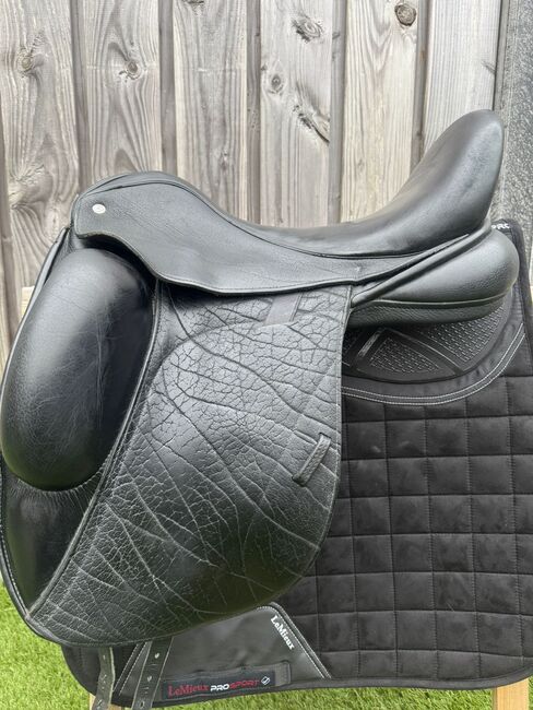 Custom Icon Echo – 17.5” with Hybrid Panels, Custom Icon Echo, NG Zadels (NG Zadels ), Dressage Saddle, Almere