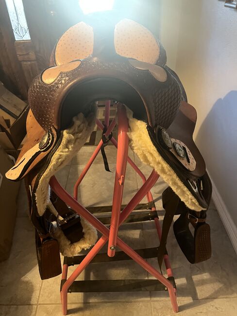 Custom made Texas Saddlery 16 inch tooled with Ostrich leather seat & hearts, like new, Texas Saddlery , Dawn DeFord, Western Saddle, Phoenix, Image 2
