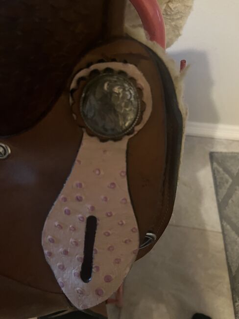 Custom made Texas Saddlery 16 inch tooled with Ostrich leather seat & hearts, like new, Texas Saddlery , Dawn DeFord, Western Saddle, Phoenix, Image 4
