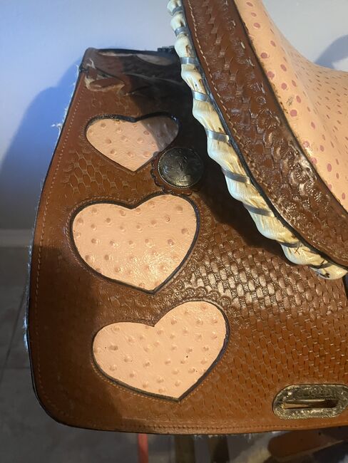 Custom made Texas Saddlery 16 inch tooled with Ostrich leather seat & hearts, like new, Texas Saddlery , Dawn DeFord, Western Saddle, Phoenix, Image 12