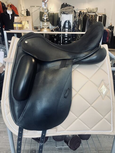 Custom Saddlery  Modèle : Icon Star Seat: 17,5. (Very deep)  Arçon: medium (ajustable sur demande), Custom Saddlery Icon Star, Equestrian Services Luxembourg, Dressursattel, Steinsel