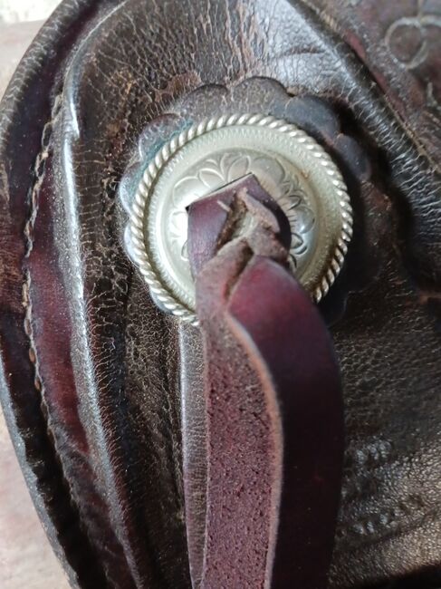 Dark oil (chocolate) trail saddle, Saddle King? The makers mark is hard to read, it's an older saddle. Not sure, it has a number on the tree 1558, Sara, Westernsattel, Omaha, NE, Abbildung 10