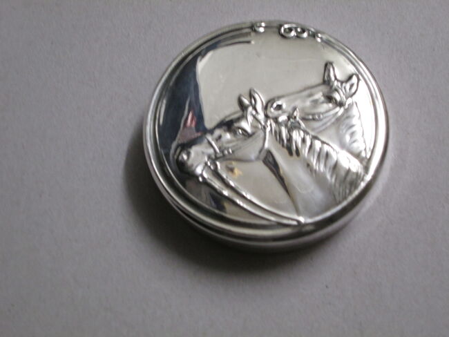 Dose rund versilbert mit 2 Pferdeköpfen  7 cm, Markus, Reiterschmuck, München
