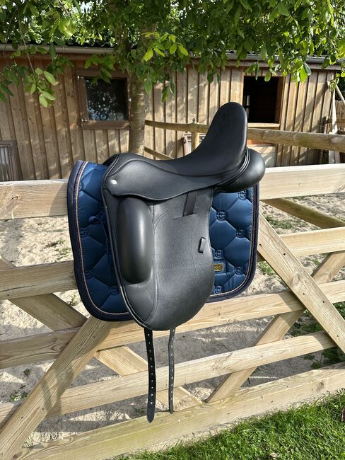 Dressursattel Custom Wolfgang Omni Monoflap 17,5“ NEU!!!, Custom  Wolfgang Omni Monoflap, Strandpferde, Dressage Saddle, Rondeshagen 