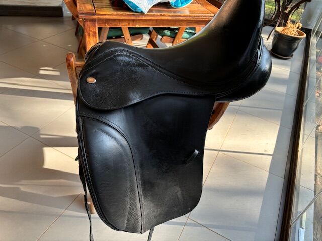 Dressage Saddle for Sale, Kent & Masters Original Dressage Saddle MDM, Mel, Dressage Saddle, Halfway House, Image 2