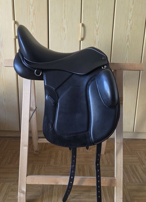 Dressursattel 18 Zoll für kurzes rundrippiges Pferd, Monika, Dressursattel, Ansbach