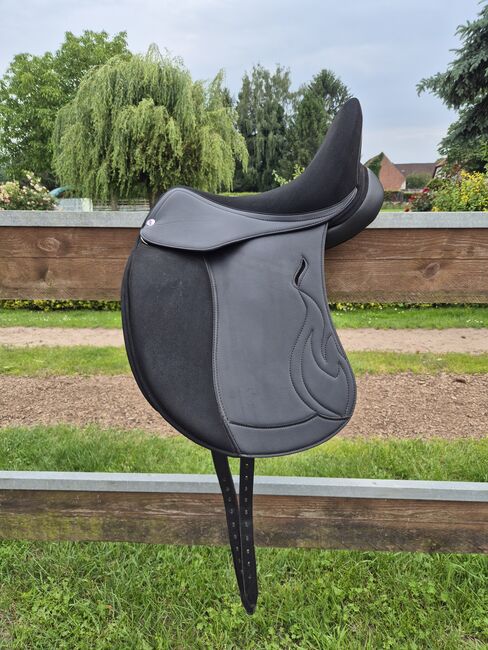Dressursattel "in flames" Equiveron, 17 Zoll, Equiveron In flames , Lenia Meyer, Dressursattel, Minden