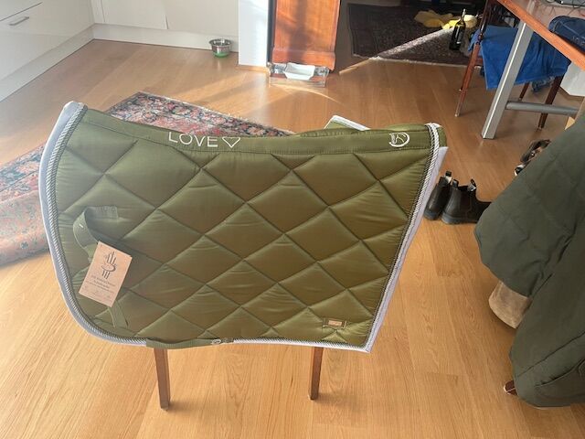 Dressurschabracke grün, Riders Choice, Elke Griese, Dressage Pads, Berlin