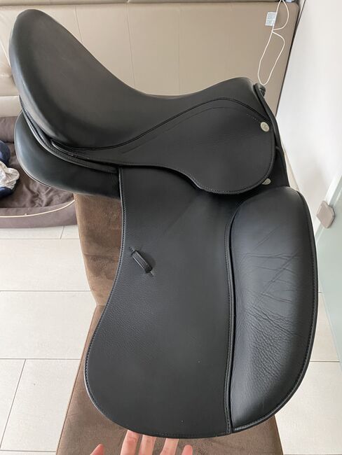 Dressursattel ARR / Schöneich / Stübben, schwarz, 17 Zoll mit Sattelschoner, Stübben in Zusammenarbeit mit Familie Schöneich (ARR) und dem Sattler Christoph Hubertus, J.R., Dressage Saddle, Bedburg-Hau , Image 2