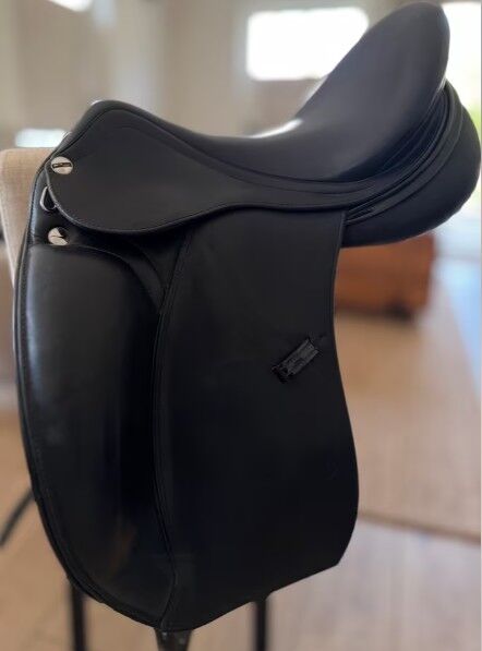 Dressursattel Erreplus Adelinde 17“ mit Lack Details, Erreplus Adelinde, T. Benz, Dressage Saddle, Oberschwarzach