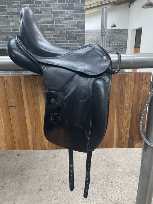 Dressursattel Hennig 17 Zoll, Hennig, Sara, Dressage Saddle, Messel