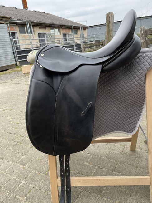 Dressursattel breit kurz mit Schwung lag auf Haflinger, Martina, Dressage Saddle, Moringen 