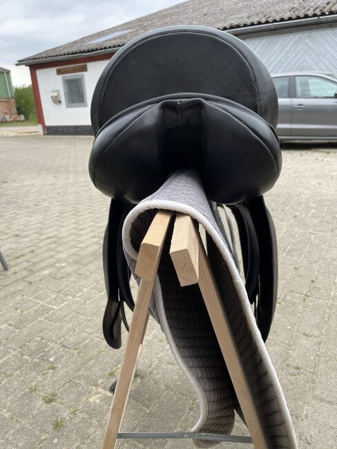 Dressursattel breit kurz mit Schwung lag auf Haflinger, Martina, Dressage Saddle, Moringen , Image 3