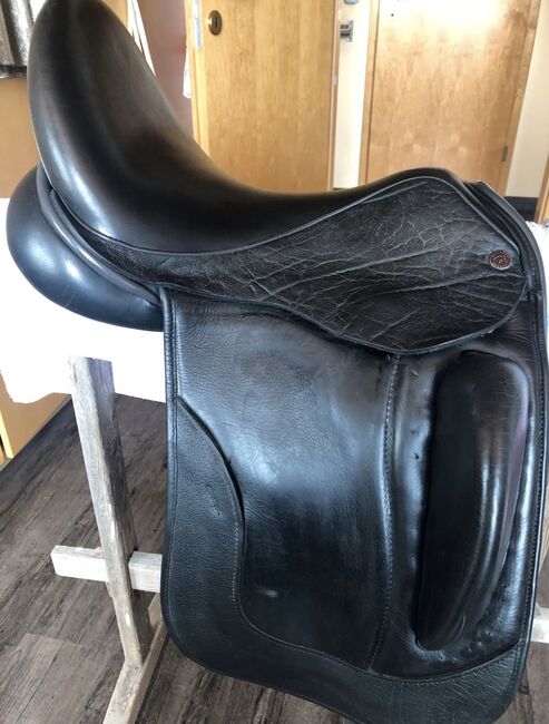 Dressursattel der Vollmaßsattlerei Dresch, Dresch Dressursattel, Lea Decker, Dressage Saddle, Münsingen, Image 3