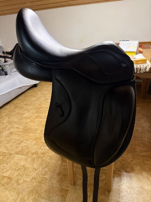 Neuwertiger Dressursattel Ikonic 17 Zoll, Ikonic Ikonic Monoblatt Dressuesattel, Isabella Schiestl , Dressage Saddle, Stummerberg