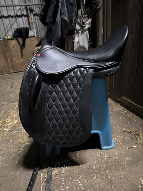 Edix dressuur 17.5 inch S, Edix Yasir, Nikki brand , Dressage Saddle, Oegstgeest, Image 2