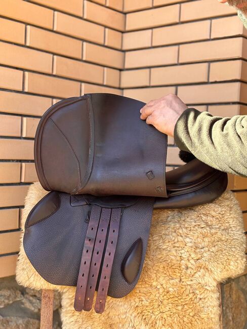 Eleganter 17” Ledersattel – Leistung, Komfort & zeitloser Stil, Fred, Springsattel, Frankfurt