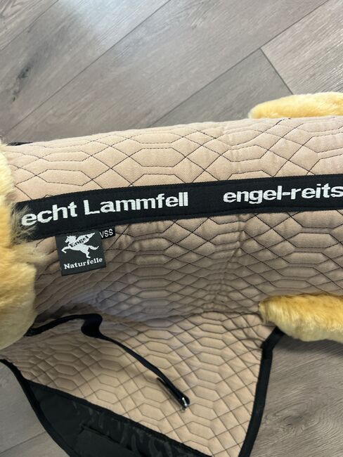 Engel Lammfell Satteldecke - Neu, Engel  Satteldecke, Anne Biedermann , Dressage Pads, Wehr, Image 3