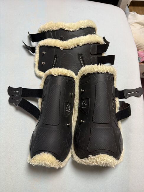 Epona Gamaschen mit Fell, Epona , Julia, Tendon Boots, Innsbruck 