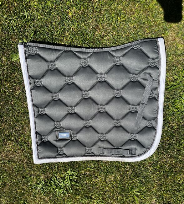 Equestrian Stockholm Dressurschabracke grau, Equestrian Stockholm, Philippa Strobl, Dressage Pads, Erlangen