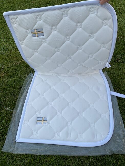 Equestrian Stockholm Dressurschabracke Weiß Schweden Nation - Full - Neu, Equestrian Stockholm Dressurschabracke, Shari Bahnsen, Czapraki, Münstertal, Image 3