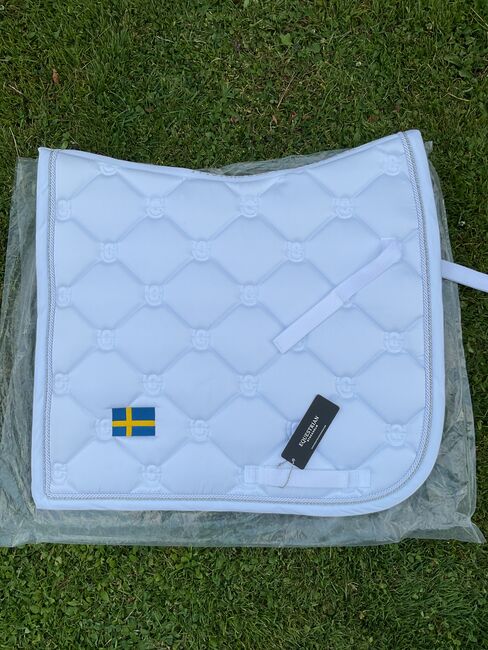 Equestrian Stockholm Dressurschabracke Weiß Schweden Nation - Full - Neu, Equestrian Stockholm Dressurschabracke, Shari Bahnsen, Czapraki, Münstertal