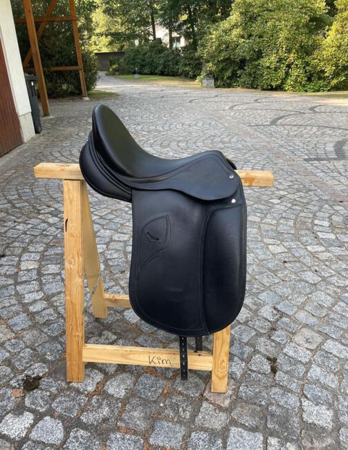 EQUI SPORT Dressursattel Tech 1 in schwarz 17‘‘, Tech 1, Kim Scheidenberger, Für Pferde, Leipzig