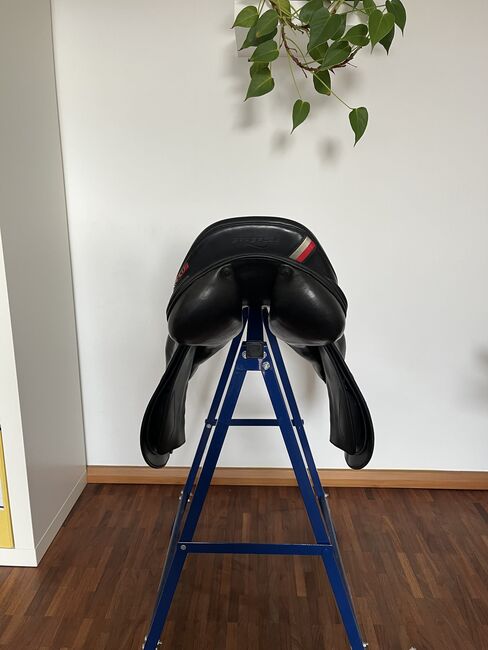 Erreplus JD Springsattel 17” – schwarz, Erreplus JD, Katharina Bock, Springsattel, Schlitz, Abbildung 6