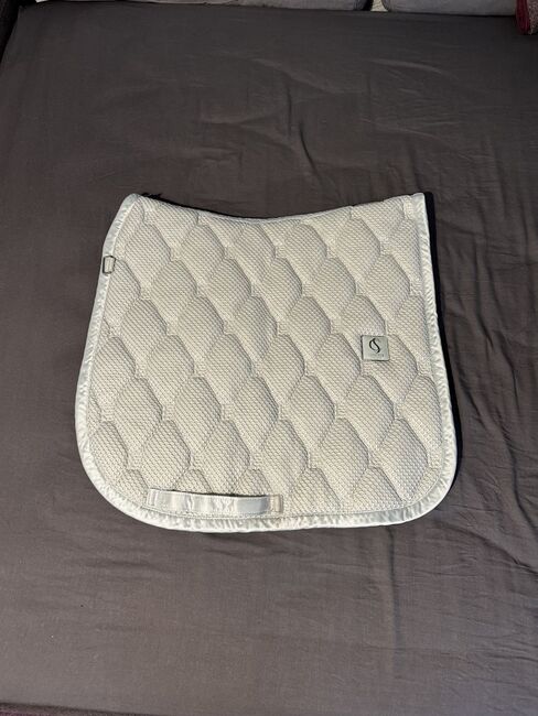 Eskadron Dressur Schabracke | Classic Sports powder green, Eskadron, Tara, Dressage Pads, Berlin