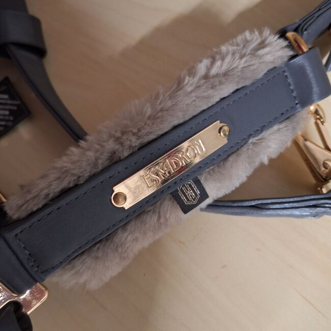 Eskadron FauxFur Halfter WB Basalt Grey mit Strick, Eskadron , ADN, Halters, Duisburg, Image 4