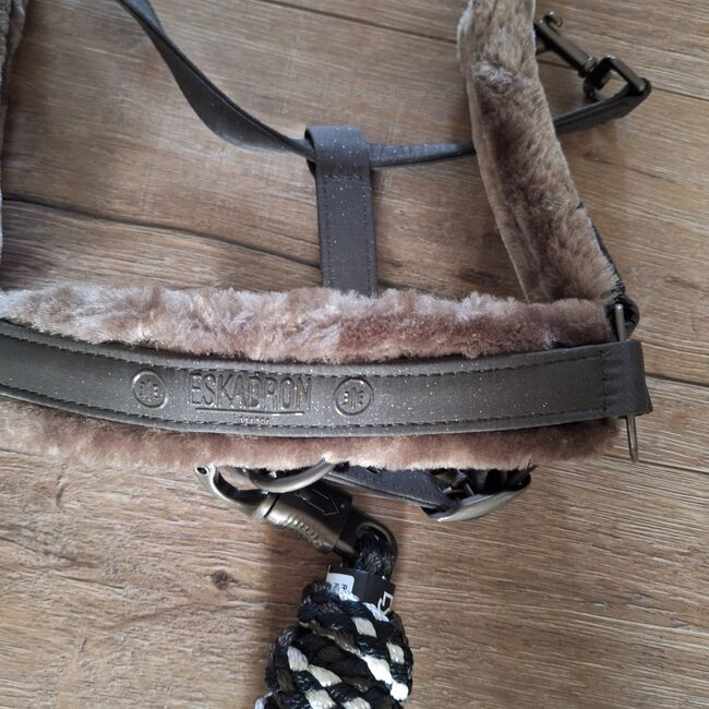 Eskadron FauxFur Halfter WB Dark Olive mit Strick, Eskadron , ADN, Kantary, Duisburg, Image 2