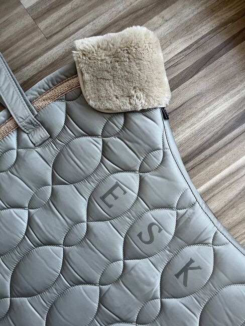 Eskadron Glossy in Ivorygrey mit Bandagen, Eskadron Schabracke, Bandagen, Leah, Dressage Pads, Bodelshausen, Image 3