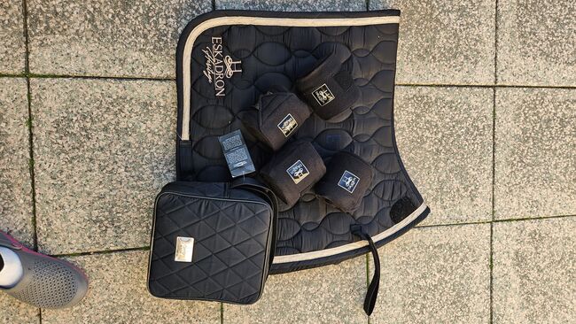 Eskadron Heritage Schabracke mit Bandagen, Eskadron  Heritage Schwarz/Rosé, Sarah , Dressage Pads, Mücheln