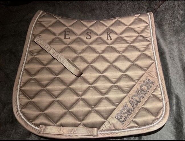 Eskadron Schabracke tendertaupe, Eskadron Schabracke Mattgloss Diagonal aus der Classic Sports F/S 2021, Lena Krieter, Dressage Pads, Garbsen, Image 2