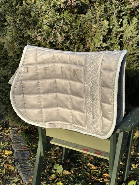 Eskadron Schabracke für Springen – Elegantes Beige für Warmblut, Eskadron, Elena Simon, Dressage Pads, Wiek