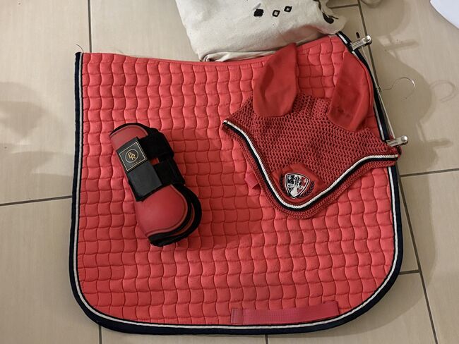 Eskadron Set Cherryred rot Schabracke Haube Gamaschen, Eskadron, Leon, Dressage Pads, Nürnberg 