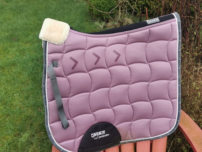 Eskadron Schabracke Flieder lila rosa Glossy DL mit Evo Wool, Eskadron, Franziska, Dressage Pads, Volsemenhusen