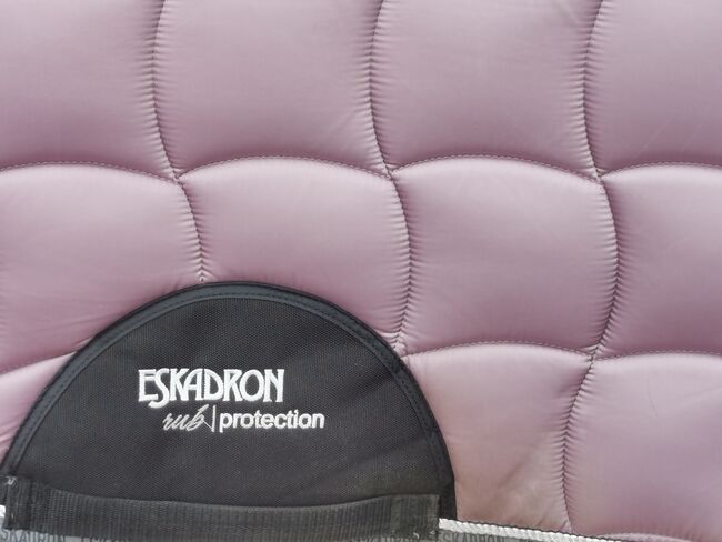 Eskadron Schabracke Flieder lila rosa Glossy DL mit Evo Wool, Eskadron, Franziska, Dressage Pads, Volsemenhusen, Image 4