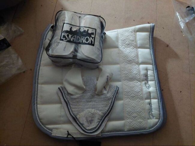 Eskadron Set Schabracke DS Gr. WB Farbe: champagner/weiß, Eskadron , Kristin Hilf, Dressage Pads, Pommelsbrunn 