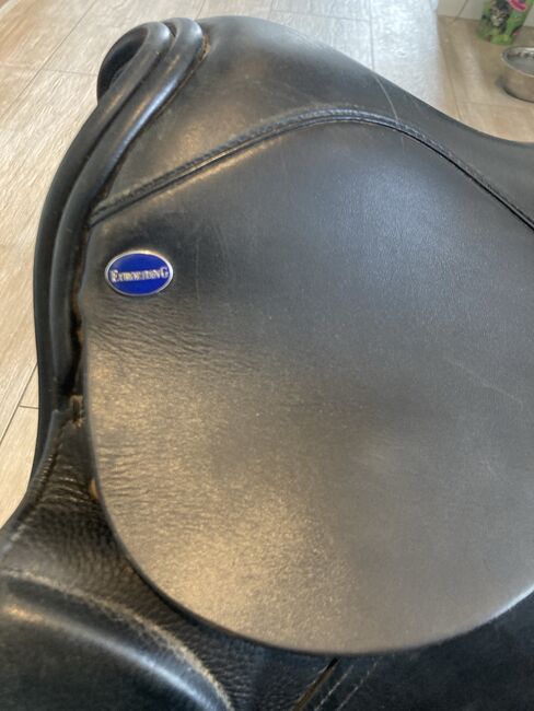 Euroriding Diamant VS Sattel 17‘‘ blauer Knopf, Euroriding Euroriding Diamant, Tina Keller, Vielseitigkeitssattel (VS), Konstanz, Abbildung 4