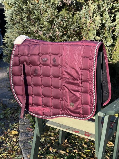 Felix Bühler Dressurschabracke in Bordeaux für Warmblut, Felix Bühler, Elena Simon, Dressage Pads, Wiek