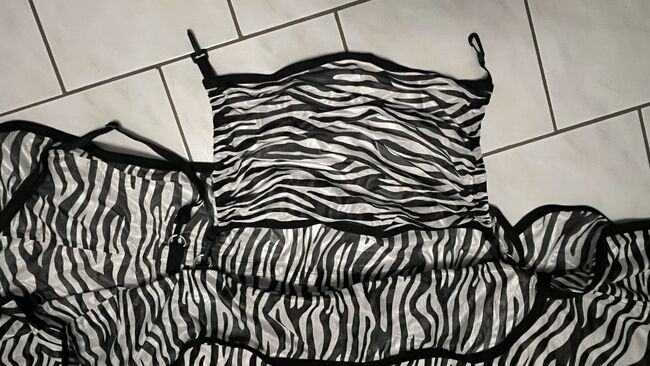 Fliegendecke Zebra - 125cm, RugBe - Covalliero Fliegendecke Zebra mit Halsteil und Bauchlatz, Natalie Winkler, Horse Blankets, Sheets & Coolers, Bensheim, Image 3