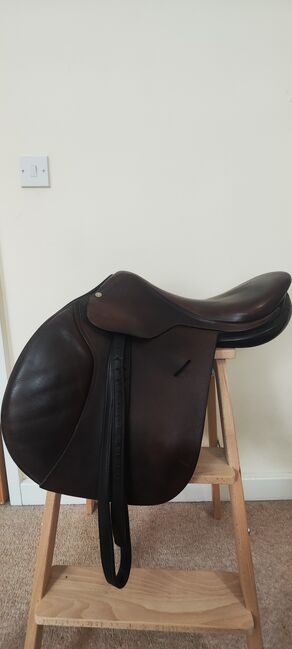 Frederic Butet Jumping Saddle 17.5” Medium fit with cover included, Frederic Butet, Nesta, All Purpose Saddle, High Wycombe, Image 2